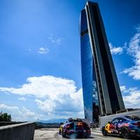 Iza scene Red Bull Showruna: Rijetki sretnici su uživali u vještinama Red Bull Driftbrothersa na garaži  Avaz Twist Towera