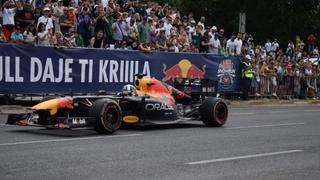 Završen spektakl u Sarajevu: Slavni Dejvid Kultard i Red Bull Showrun oduševili hiljade posjetitelja