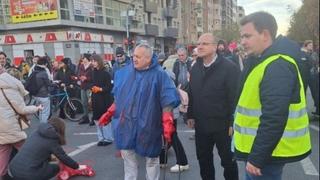 Protesti u Novom Sadu: Učesnici crvenom bojom ostavljali otiske šaka, žena ih gađala jajima