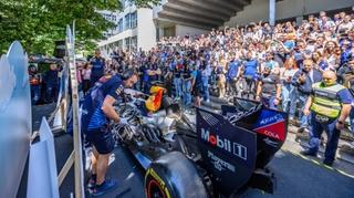 Tim Red Bull Racinga posjetio Mašinski fakultet i održao predavanje studentima, upaljen bolid RB7