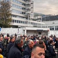 Više stotina ljudi protestovalo ispred OHR-a, intelektualci smatraju da Šmit ruši presudu "Kovačević"