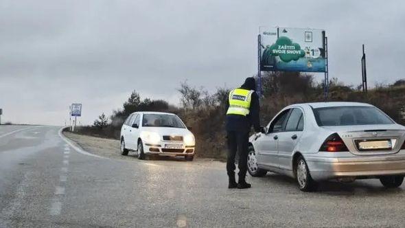 Vozač se zabio u policijsku blokadu - Avaz