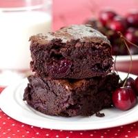 Ukusni brownie kolač sa trešnjama