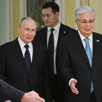 Nasmijani Putin stigao u Kazahstan bez straha od hapšenja